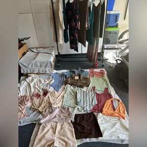 25 item women’s clothing lot, possible for reseller, most medium/large